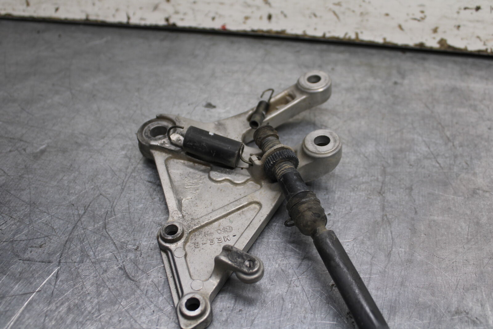 05-06 HONDA CBR600RR RIGHT REARSET REAR SET DRIVER FOOT PEG BRACKET MOUNT BB739