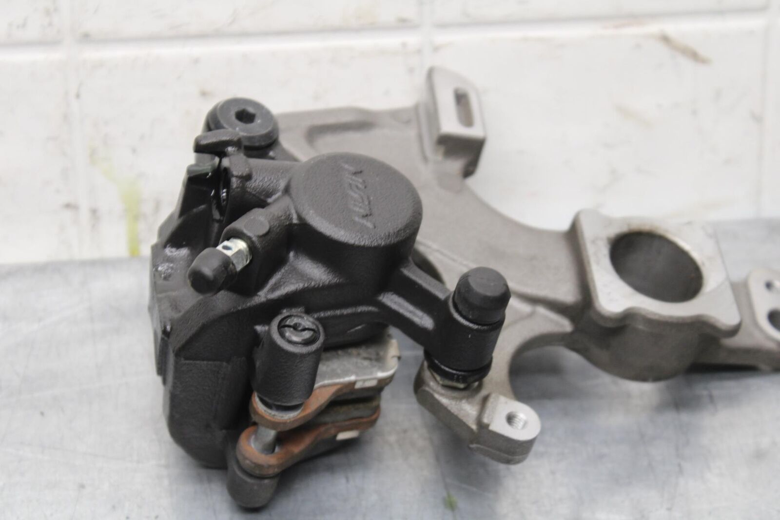 20 SUZUKI GSXR 1000 REAR BACK BRAKE CALIPER W MOUNT BRACKET BB597