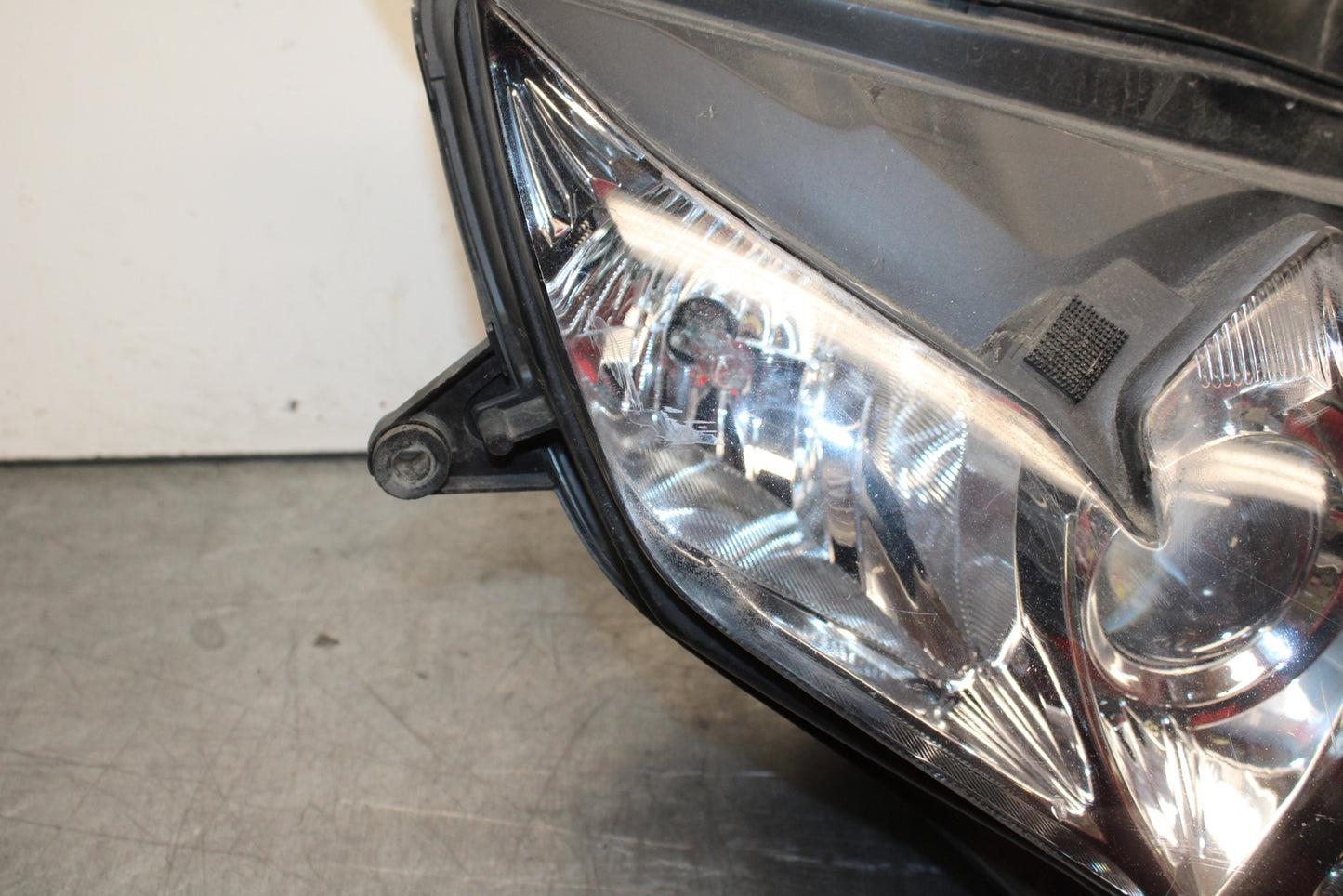 08-10 SUZUKI GSXR 600 FRONT HEADLIGHT HEAD LIGHT LAMP BB753