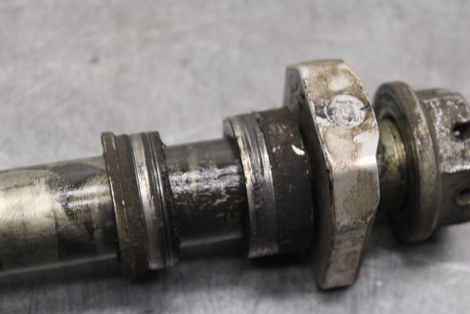 06-07 SUZUKI GSXR750 REAR AXLE BACK WHEEL RIM PIVOT BOLT AXEL 64711-49G10 BB670