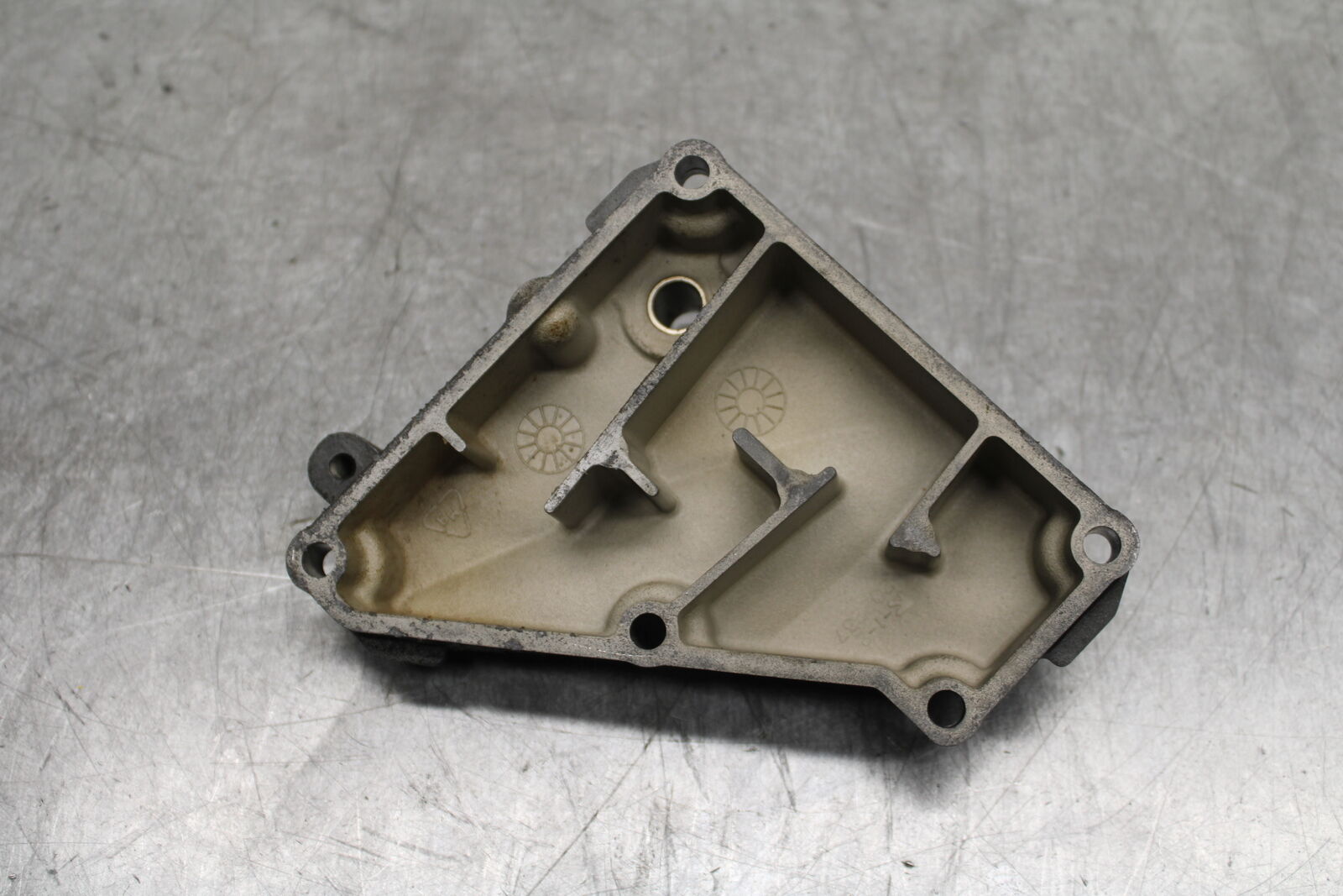 06 YAMAHA YZF R6 ENGINE MOTOR CRANK CASE VENT COVER BB716