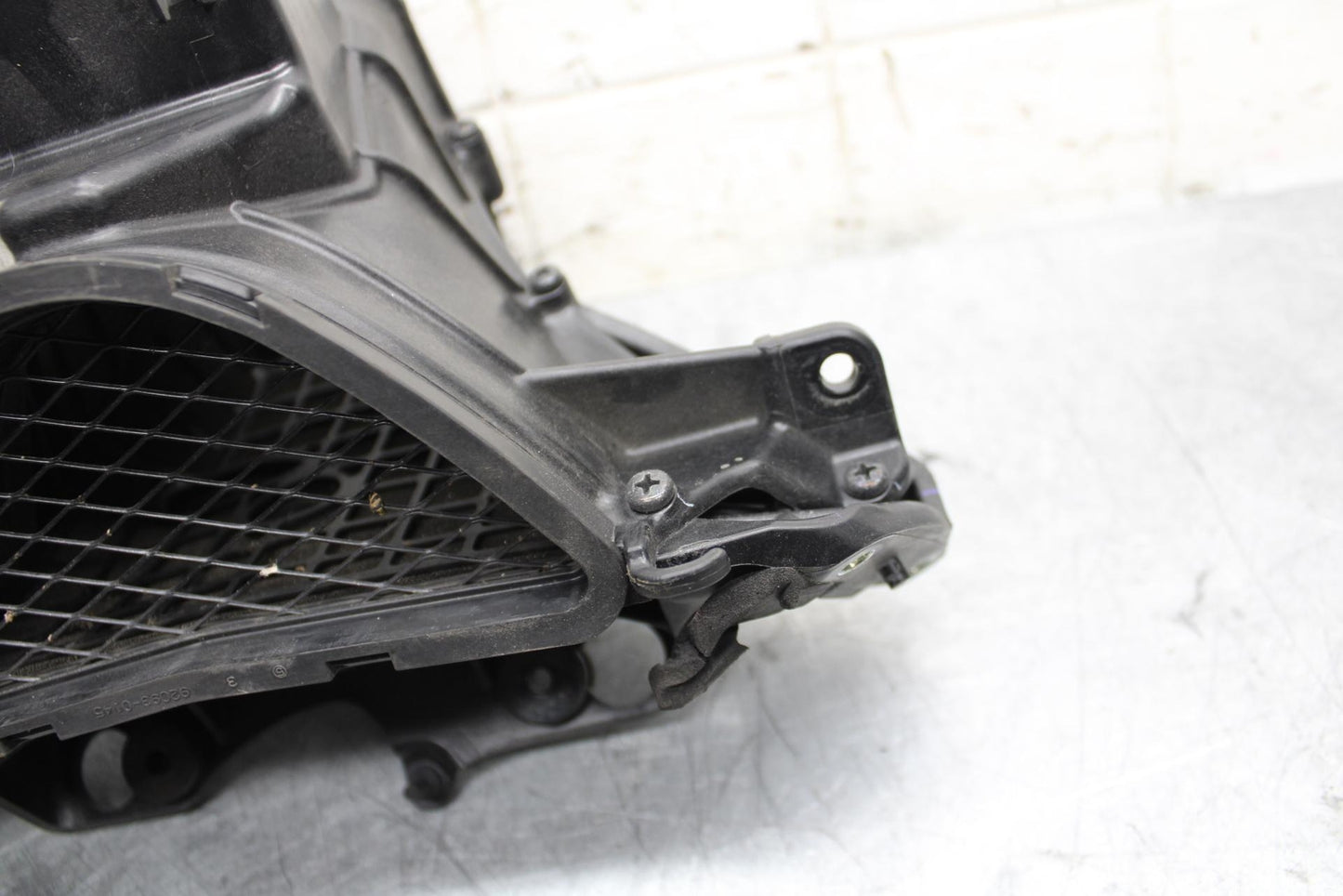 2009 Kawasaki Ninja ZX6R ZX600R UPPER FAIRING MIRROR GAUGES STAY BRACKET BB548