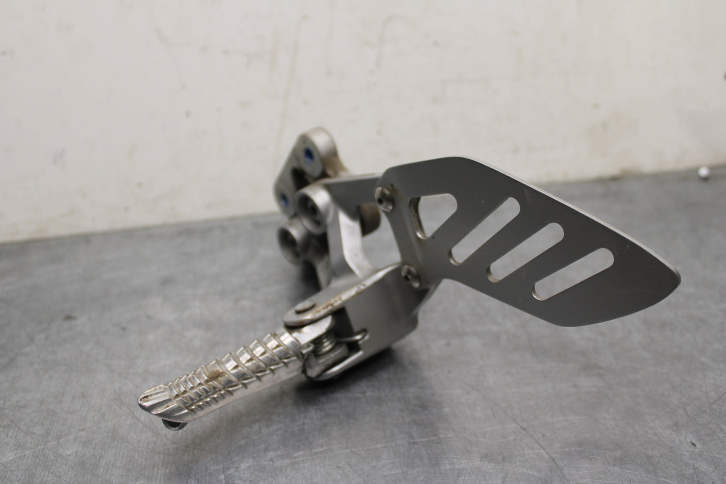 09 SUZUKI GSXR600 LEFT REARSET REAR SET DRIVER FOOT PEG REST STOP BB759