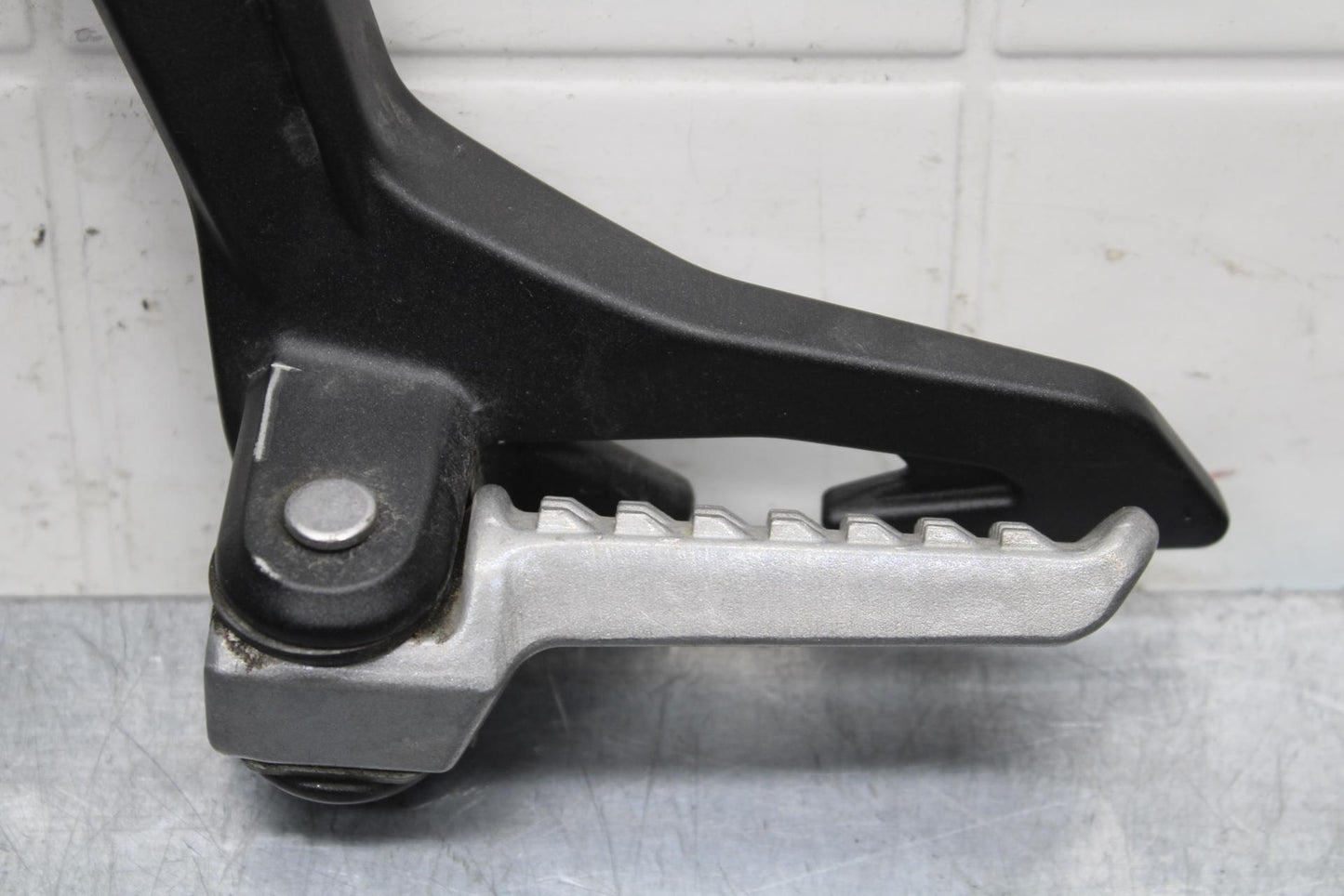 19-22 KAWASAKI Z400 LEFT REAR BACK PASSENGER PEG BB586