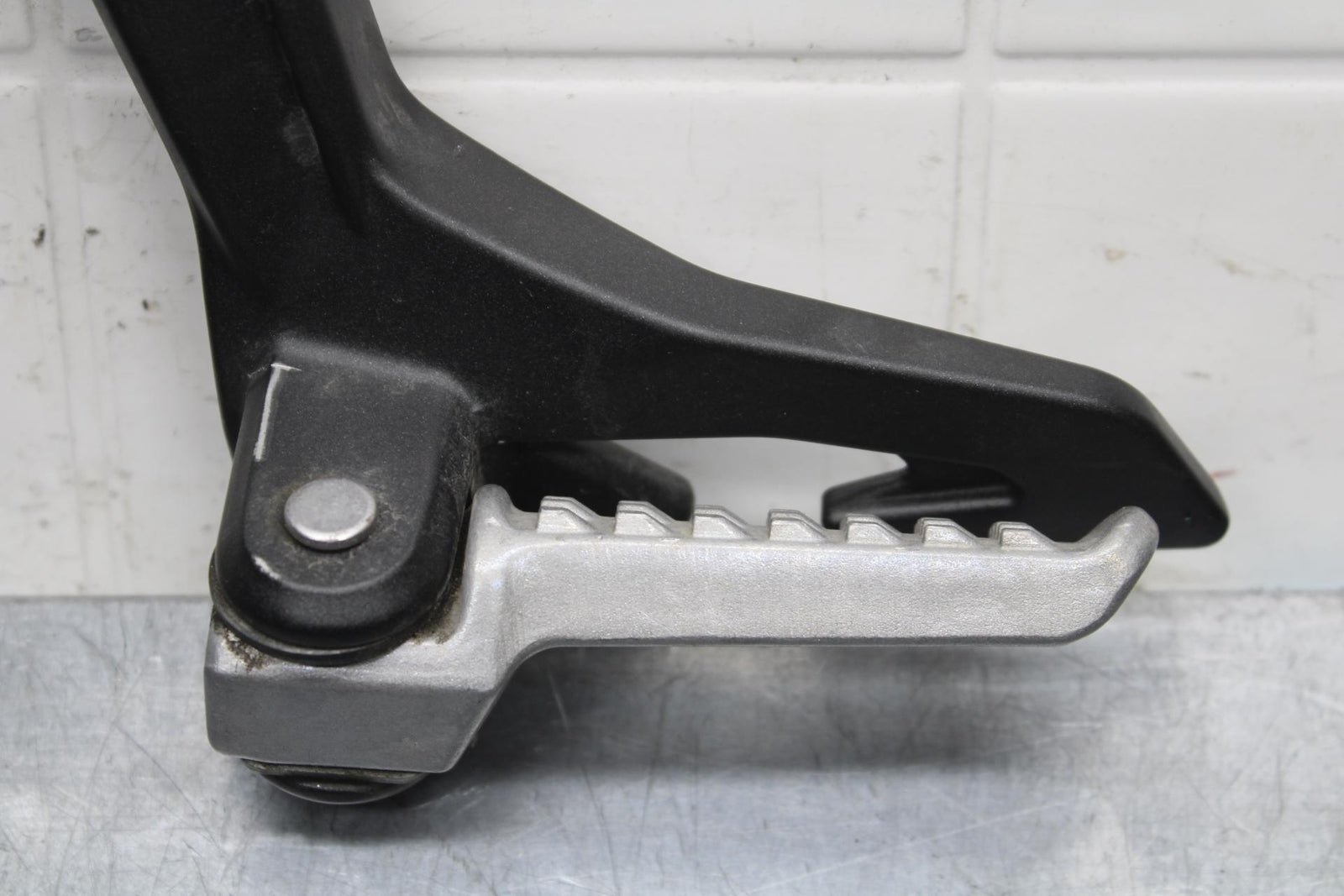 19-22 KAWASAKI Z400 LEFT REAR BACK PASSENGER PEG BB586