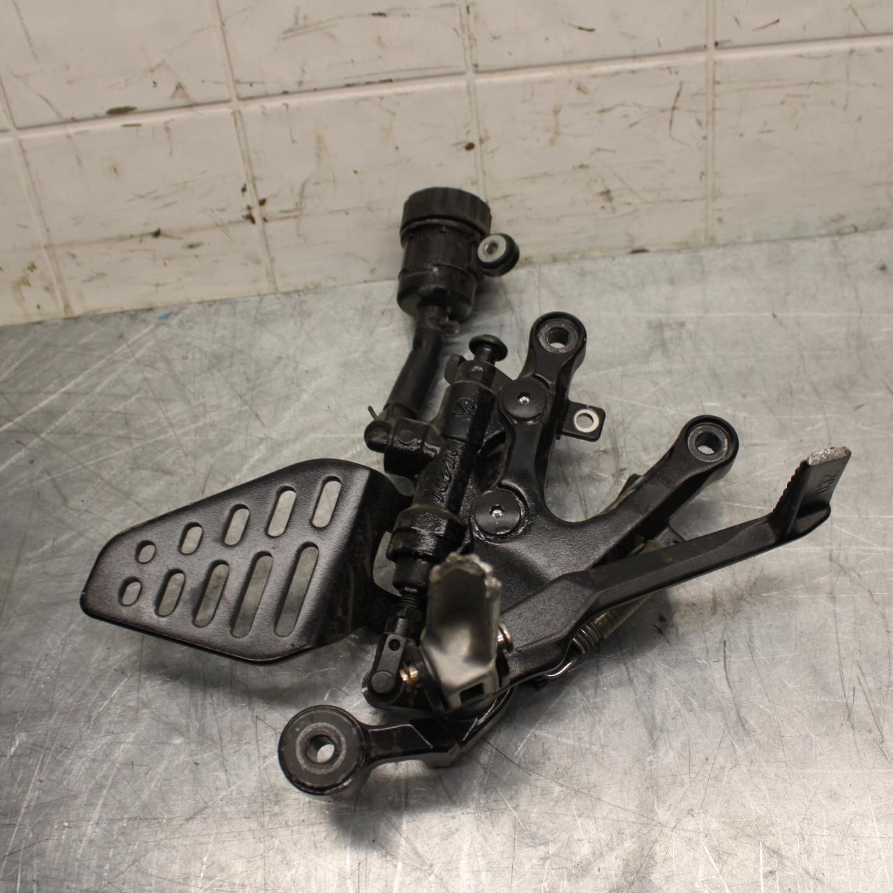 08-16 YAMAHA YZF R6 RIGHT REARSET REAR SET DRIVER FOOT PEG BRACKET MOUNT BB465