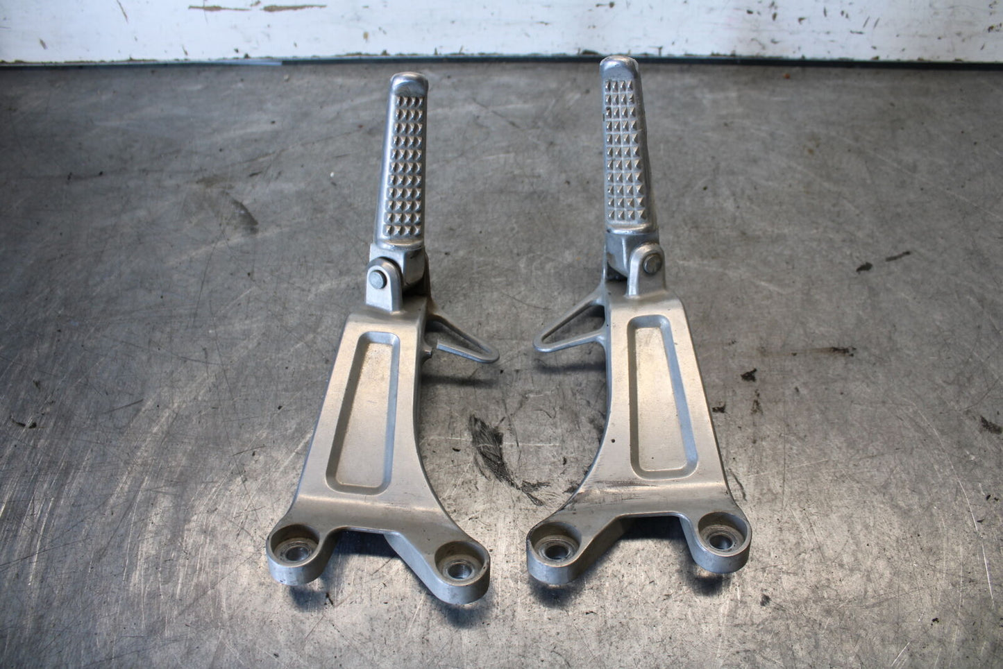 03-04 HONDA CBR600RR REAR BACK PASSENGER PEG SET PAIR BB661