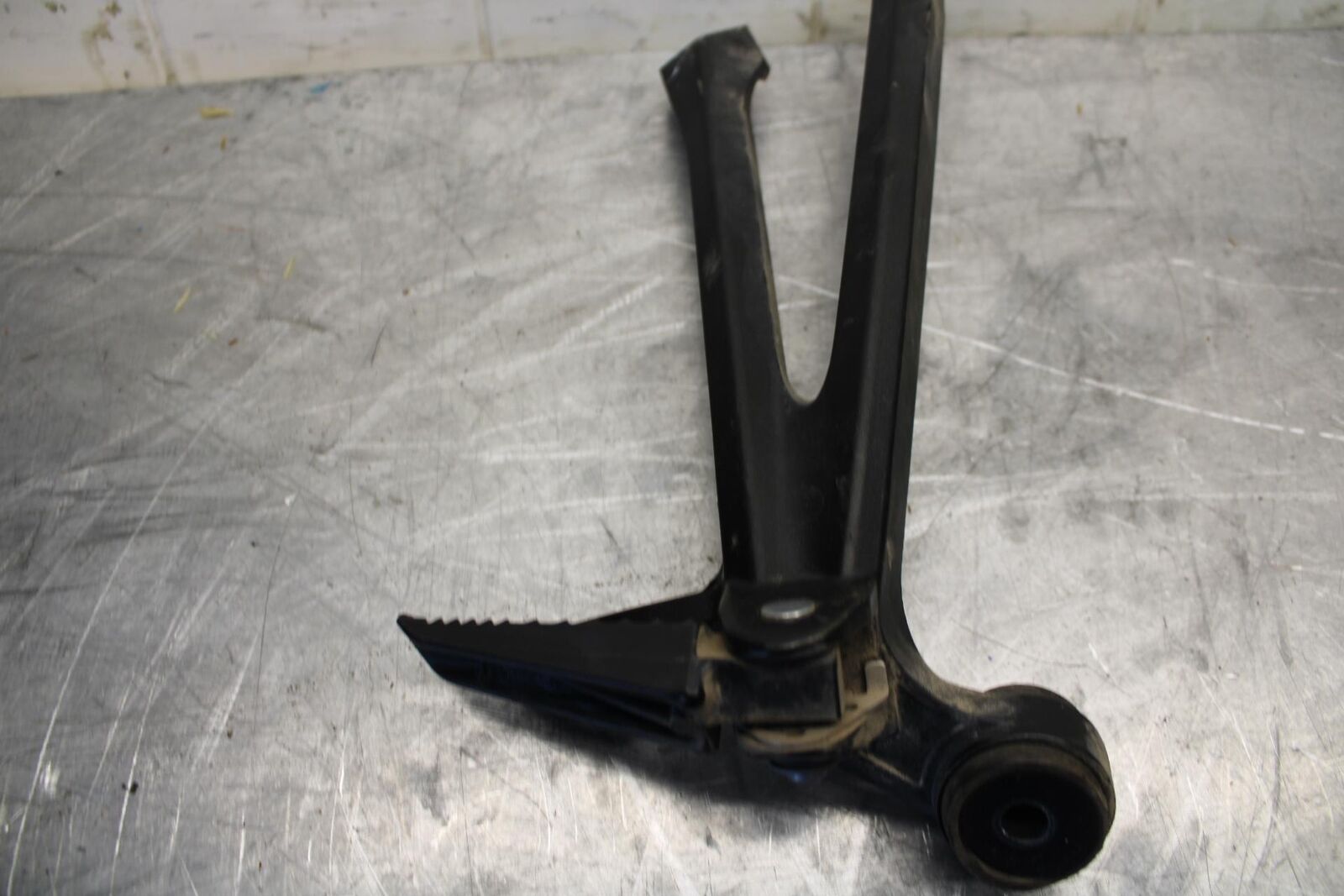 15-21 SUZUKI GSXR600 RIGHT REAR BACK PASSENGER PEG BB463