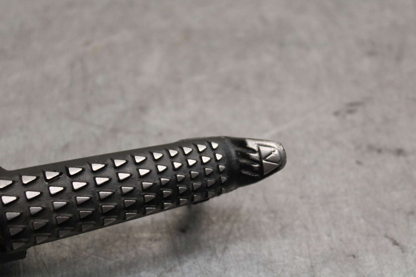 16 KAWASAKI NINJA ZX10R RIGHT FRONT FOOT REST PEG STEP 34028-0140 BB650