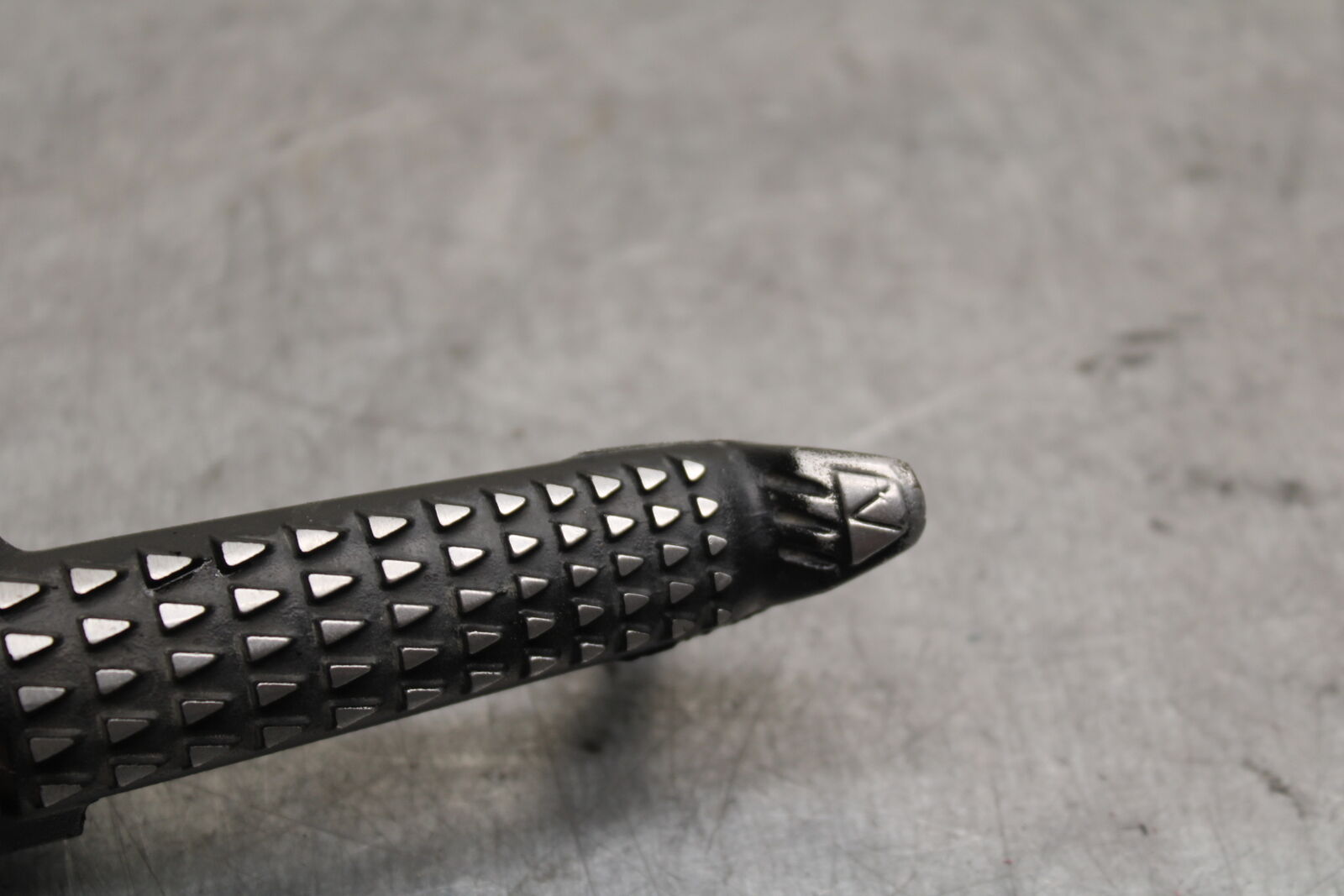 16 KAWASAKI NINJA ZX10R RIGHT FRONT FOOT REST PEG STEP 34028-0140 BB650