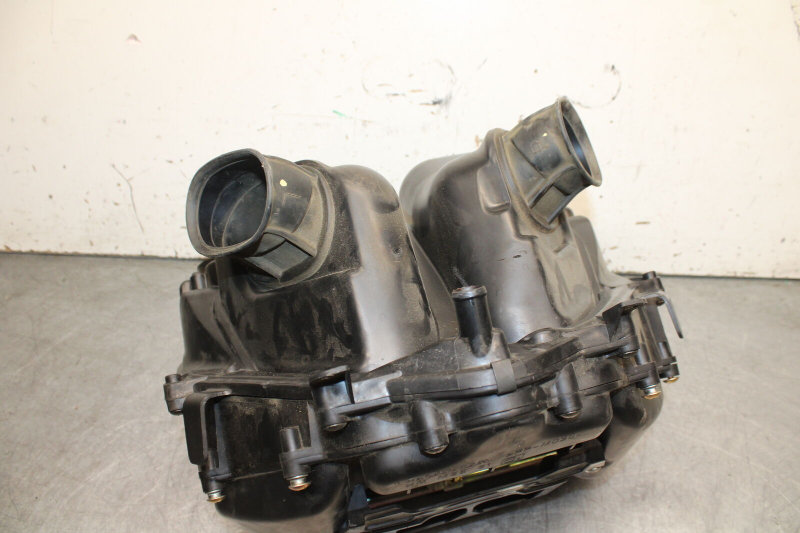 05-06 HONDA CBR600RR AIRBOX AIR INTAKE FILTER BOX W TOP RAIL INJECTORS BB727