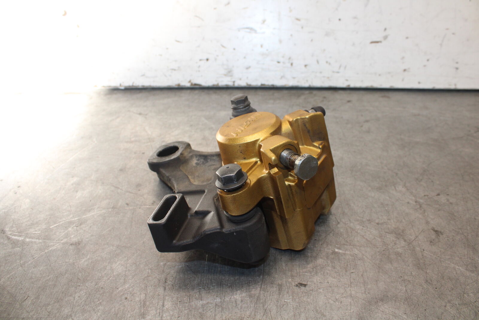 07-08 TRIUMPH DAYTONA 675 REAR BACK BRAKE CALIPER W MOUNT BRACKET BB685