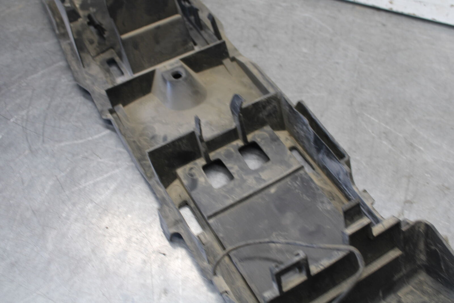 06-07 SUZUKI GSXR 600 REAR BACK TAIL UNDERTAIL BATTERY TRAY PLASTIC BB694