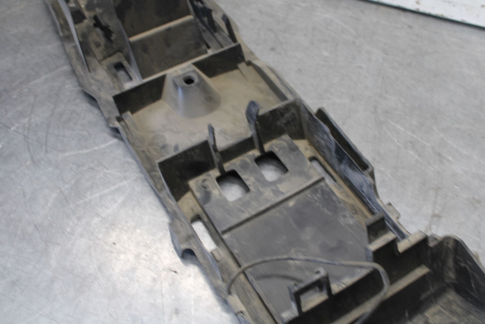 06-07 SUZUKI GSXR 600 REAR BACK TAIL UNDERTAIL BATTERY TRAY PLASTIC BB694