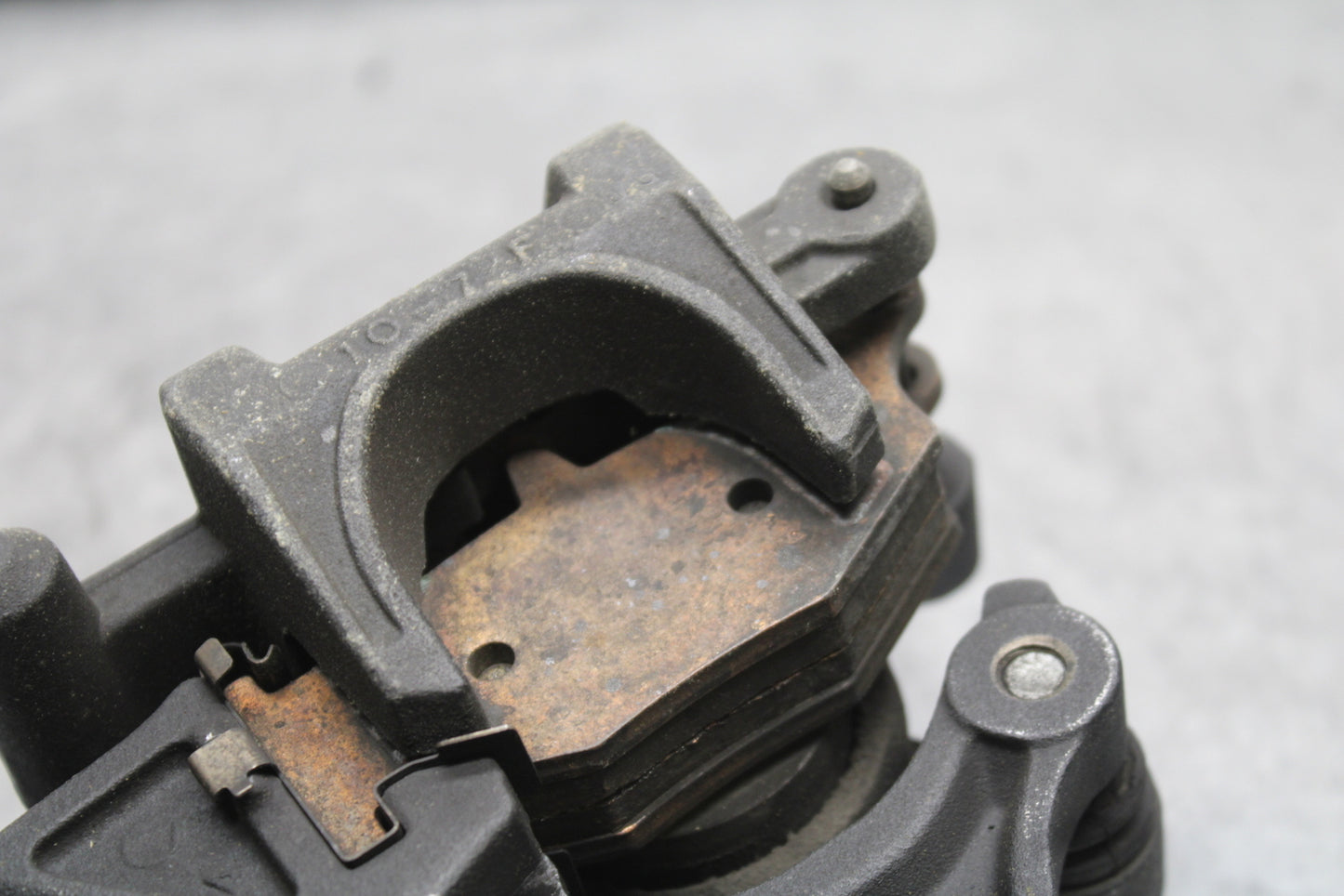 08-10 SUZUKI GSXR750 REAR BACK BRAKE CALIPER W MOUNT BRACKET BB119