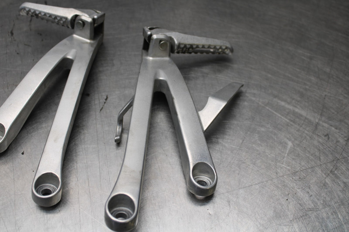 13-24 HONDA CBR600RR REAR BACK PASSENGER PEG SET PAIR BB772
