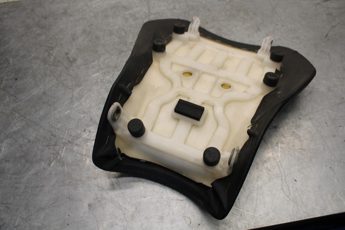 2017 Suzuki GSXR600 FRONT DRIVERS SEAT PAD SADDLE PILLION 45100-14J10-DW2 BB527