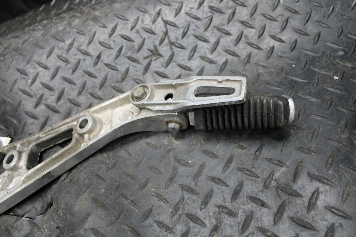 86 SUZUKI GS750ES REAR BACK PASSENGER PEG SET PAIR BB233