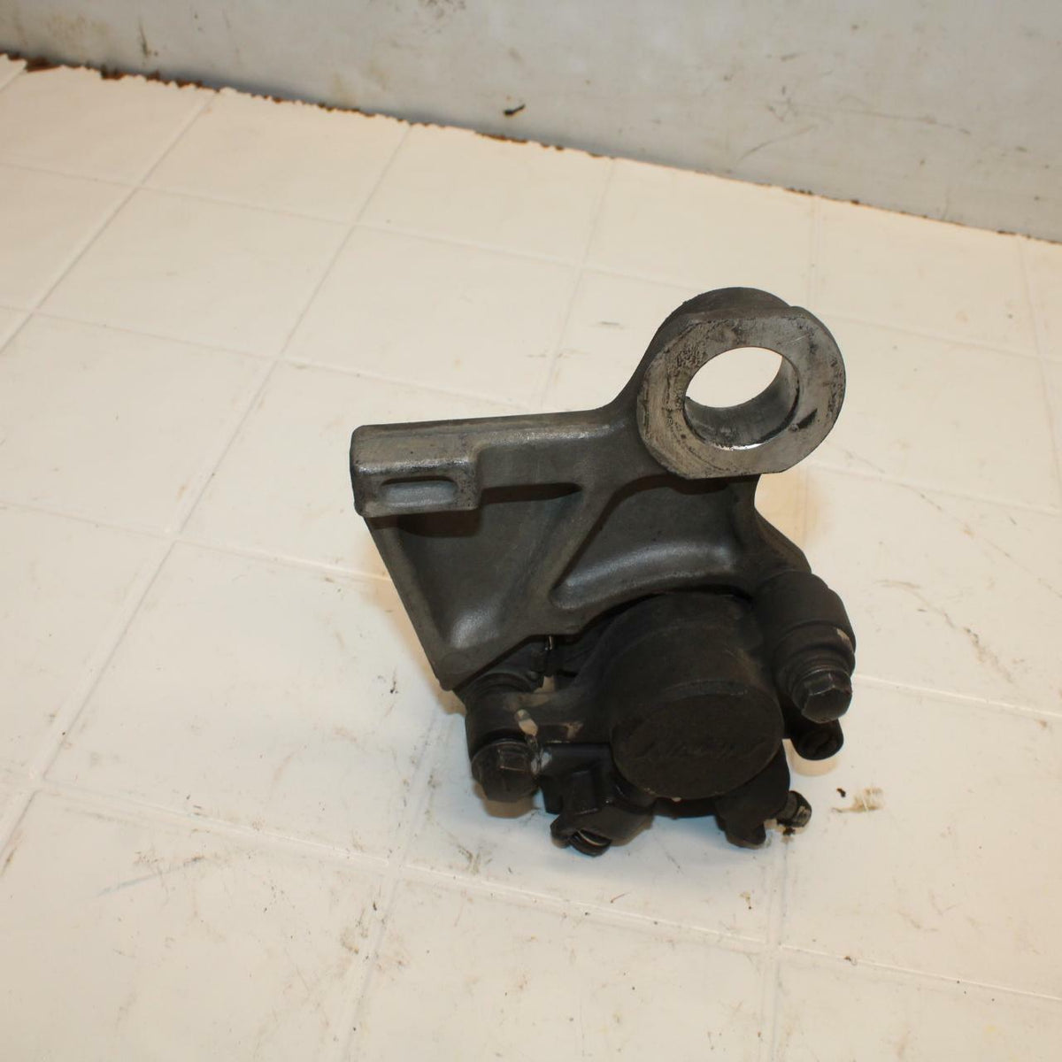 08-16 YAMAHA YZF R6 REAR BACK BRAKE CALIPER W MOUNT BRACKET BB406