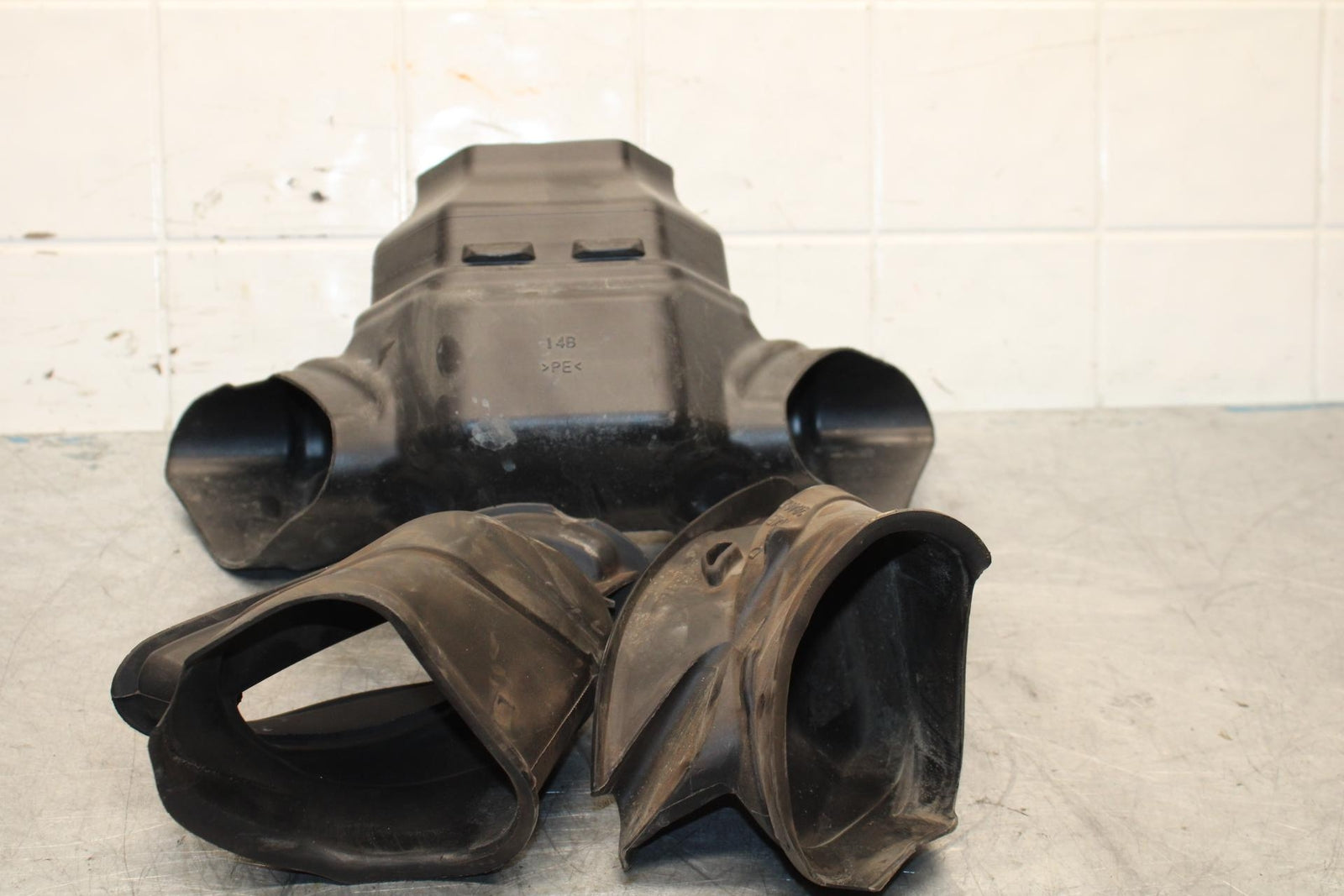 09-14 YAMAHA YZF R1 RAM AIR INTAKE TUBE DUCT BB448