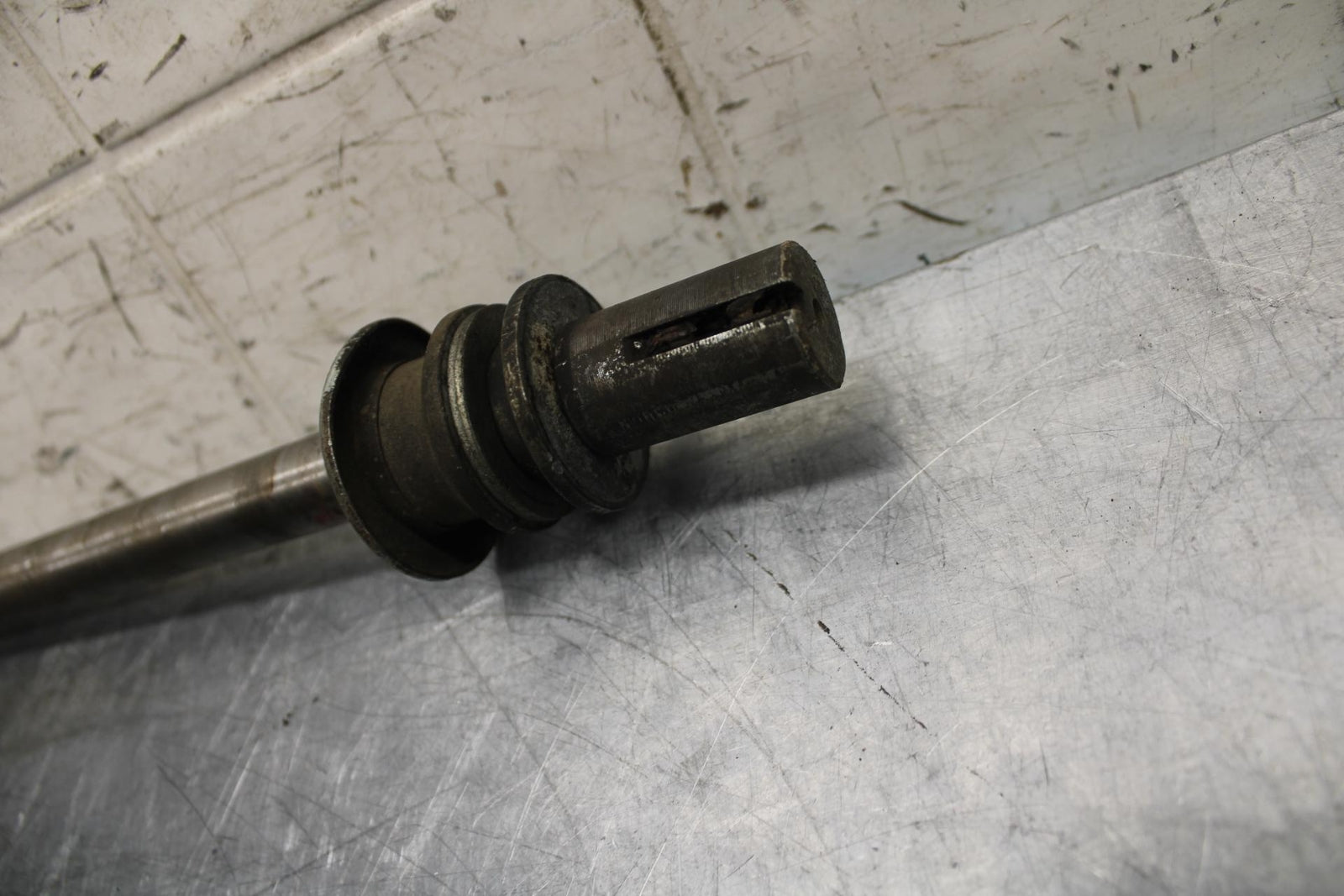 1981 Suzuki GS850G REAR AXLE BACK WHEEL RIM PIVOT BOLT AXEL BB37