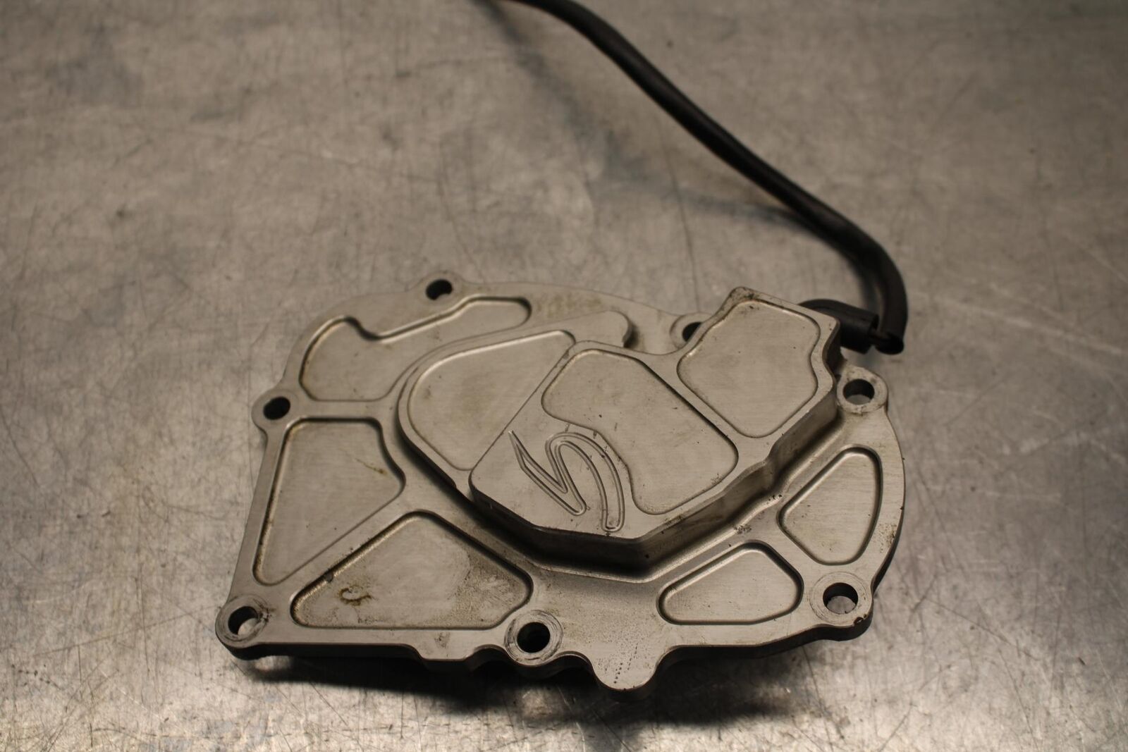 2007 Yamaha YZF R6S ENGINE OIL PUMP CASE COVER BB594