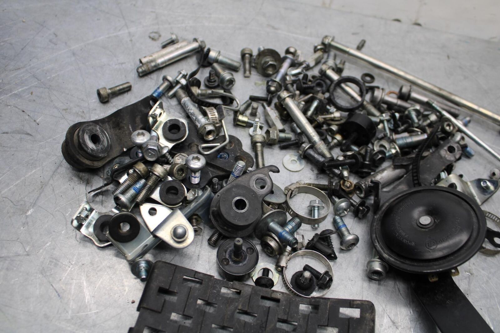 15-21 SUZUKI GSXR600 ENGINE MOUNTING BOLTS HARDWARE MOTOR SCREWS / RANDOM BB437