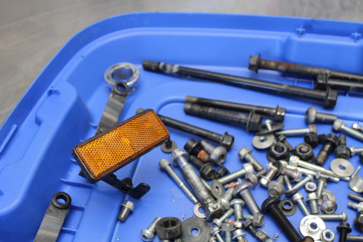 09 YAMAHA V STAR 950 MOUNTING BOLTS HARDWARE MOTOR SCREWS BB172