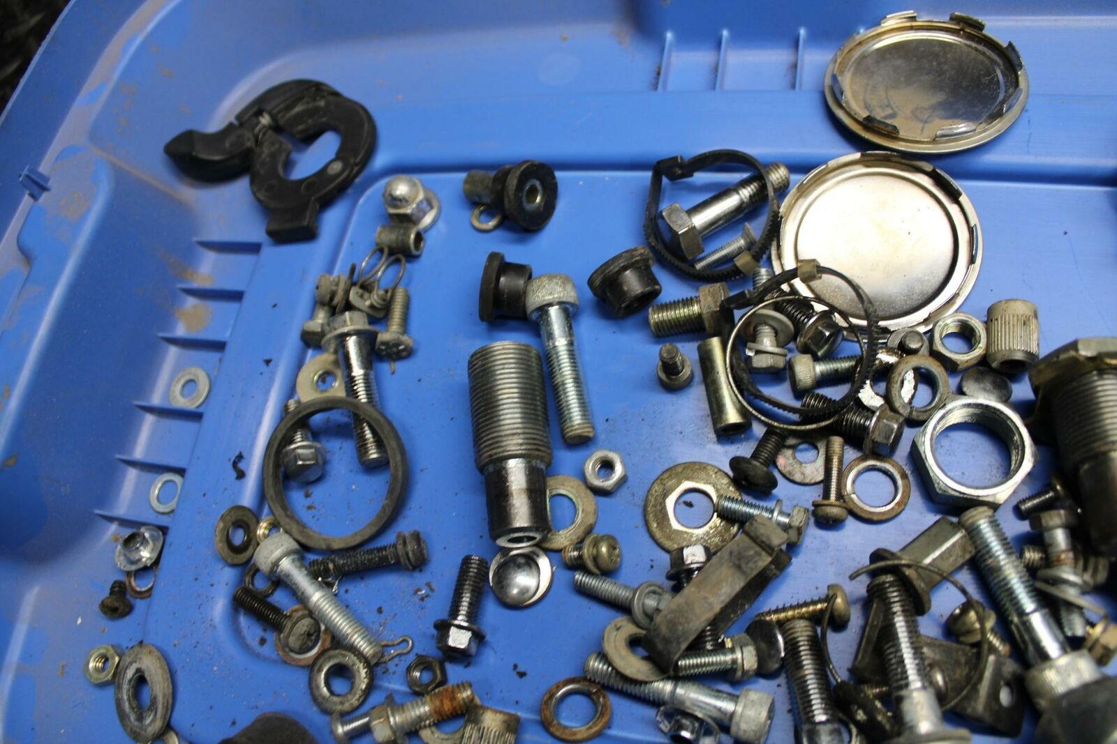 84-85 YAMAHA VIRAGO 1000 LEFTOVER CAP COWL BOLTS SCREWS BB173