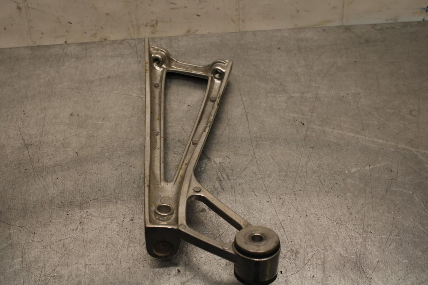 2007 Yamaha YZF R6S RIGHT REAR PASSENGER FOOTPEG MOUNT BB594