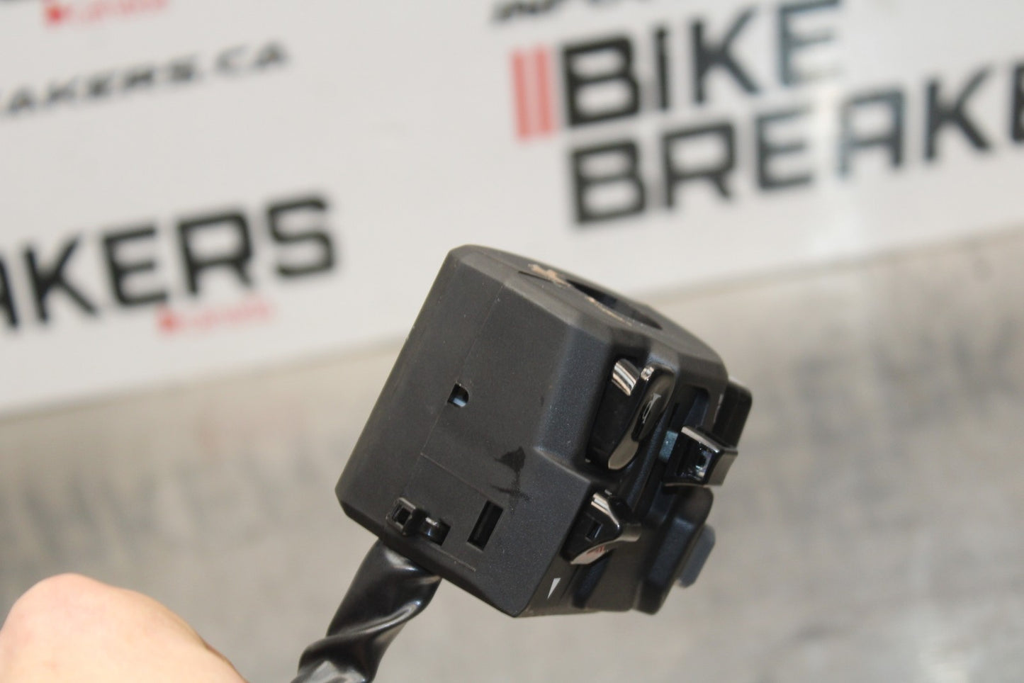 23-24 KAWASAKI NINJA ZX14R LEFT CLIP ON HANDLE HORN SIGNALS SWITCHES BB764