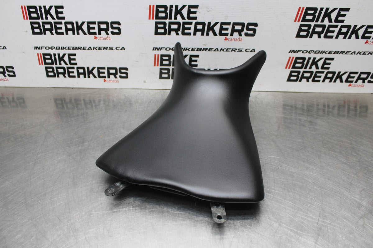 23 YAMAHA YZF R3 FRONT DRIVERS SEAT PAD SADDLE PILLION BB806