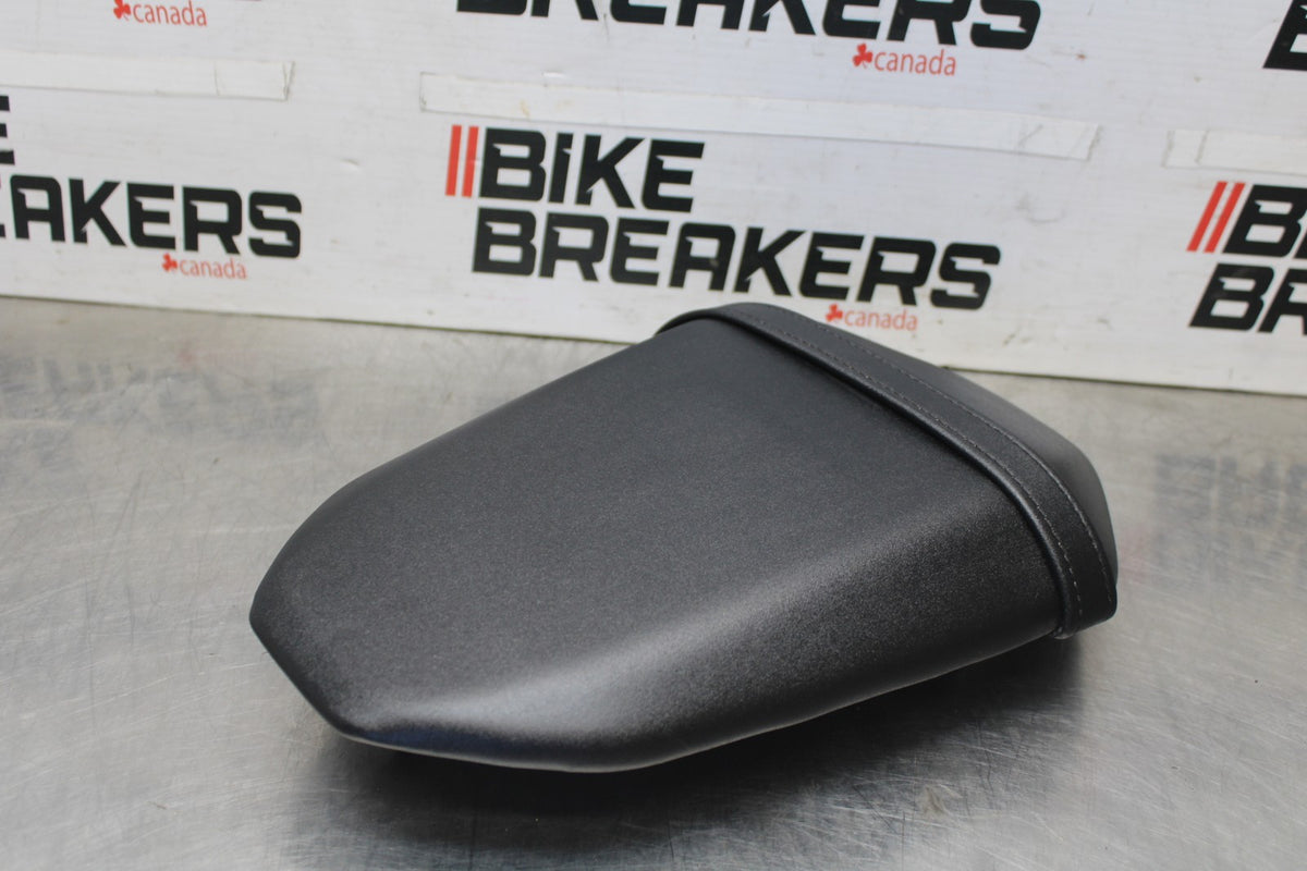 23-24 YAMAHA MT-07 REAR BACK PASSENGER TANDEM SEAT PAD SADDLE PILLION BB927