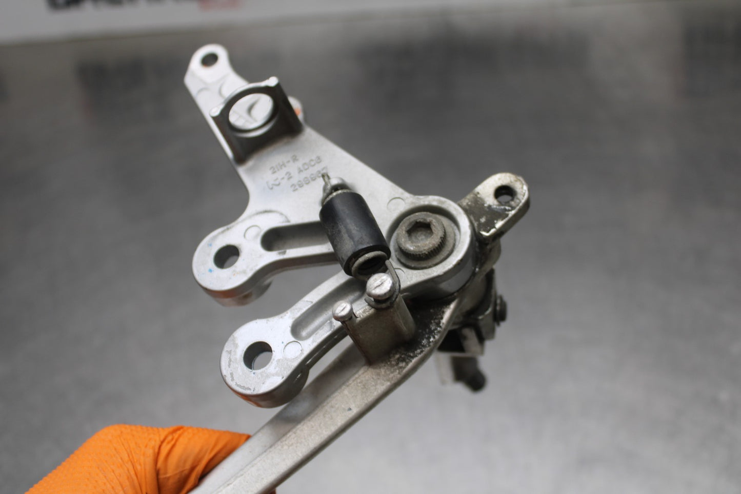 07 SUZUKI GSXR1000 RIGHT REARSET REAR SET DRIVER FOOT PEG REST STOP BB770