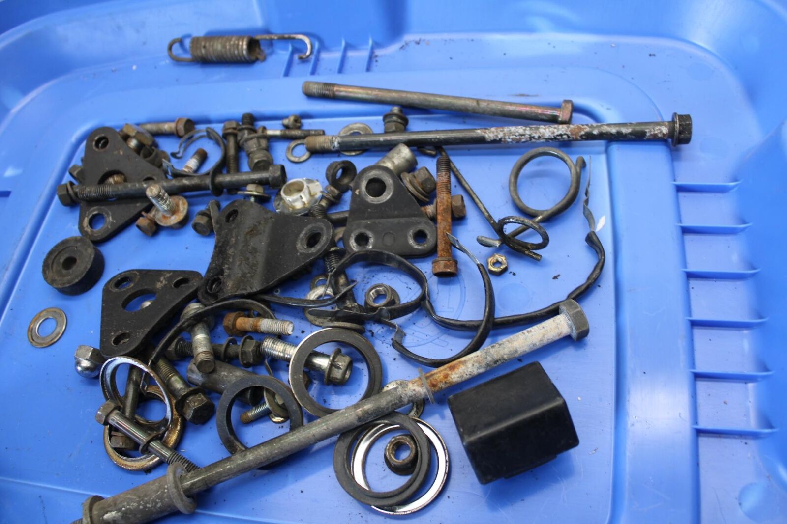 1982 Suzuki GS450L LEFTOVER MOUNTING BOLTS HARDWARE MOTOR SCREWS BB52