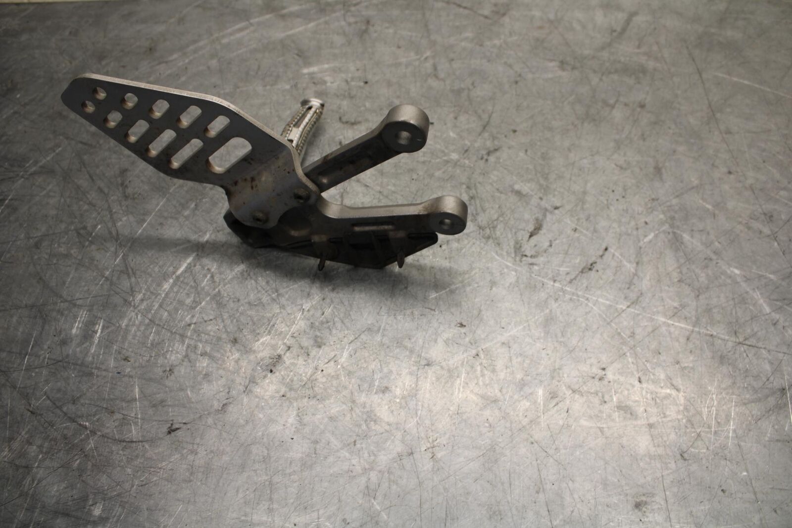 2007 Yamaha YZF R6 LEFT REARSET REAR SET DRIVER FOOT PEG REST STOP BB525