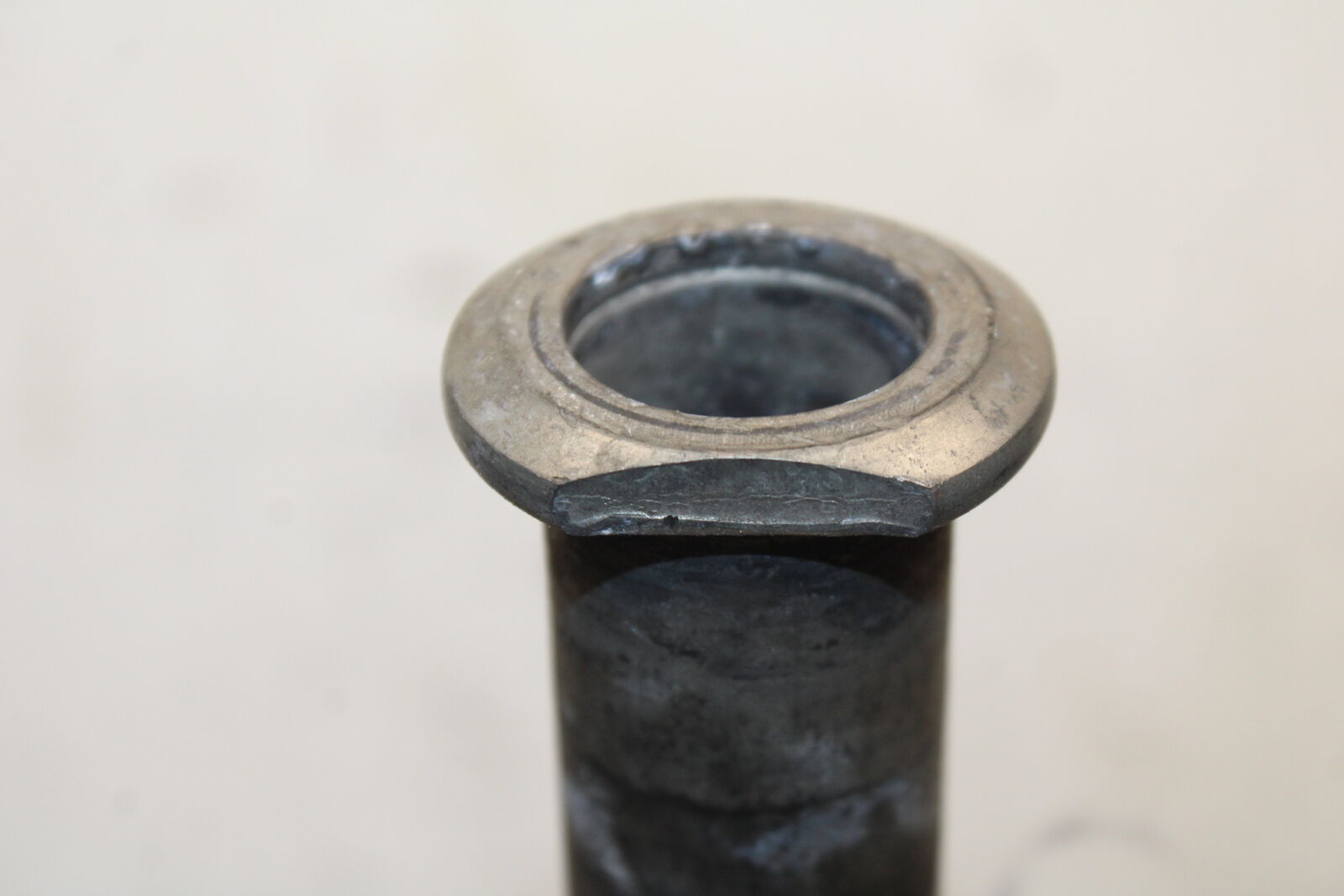 05-06 SUZUKI GSXR1000 REAR AXLE BACK WHEEL RIM PIVOT BOLT AXEL 64711-33E30 BB677