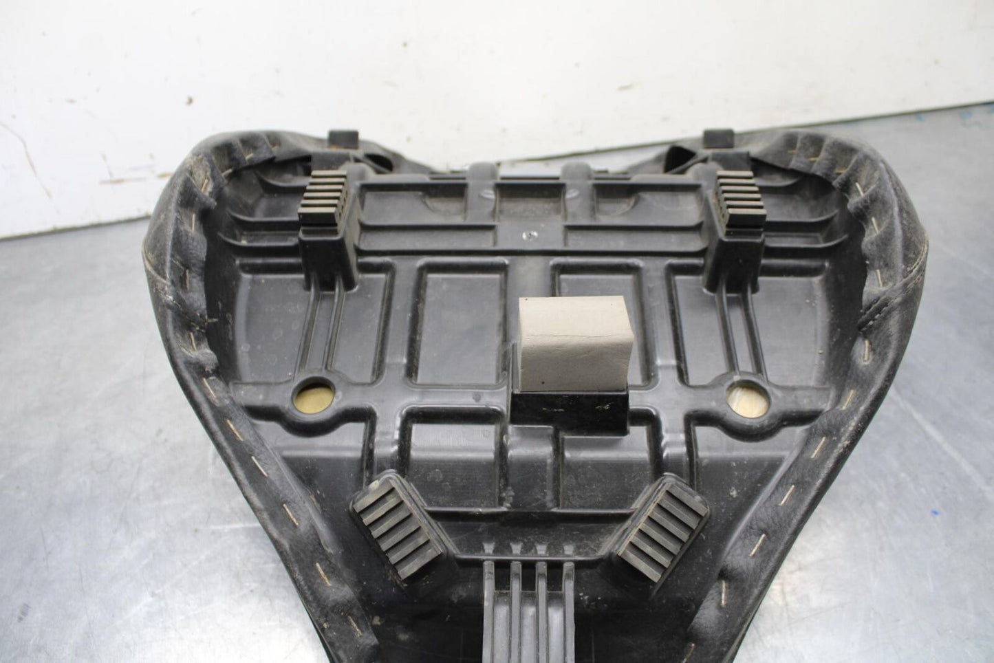 2013 Suzuki Boulevard C50T FRONT DRIVERS SEAT 45100-06J00-V4Y BB625