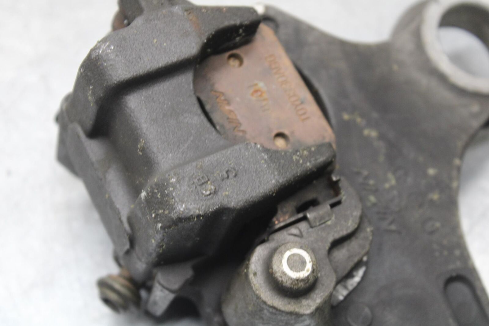 05 YAMAHA YZF R6S REAR BACK BRAKE CALIPER W MOUNT BRACKET BB95