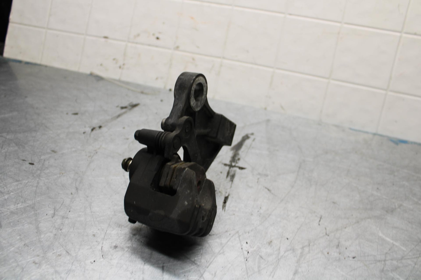 06-07 KAWASAKI NINJA 650R EX650A REAR BACK BRAKE CALIPER W MOUNT BRACKET BB446