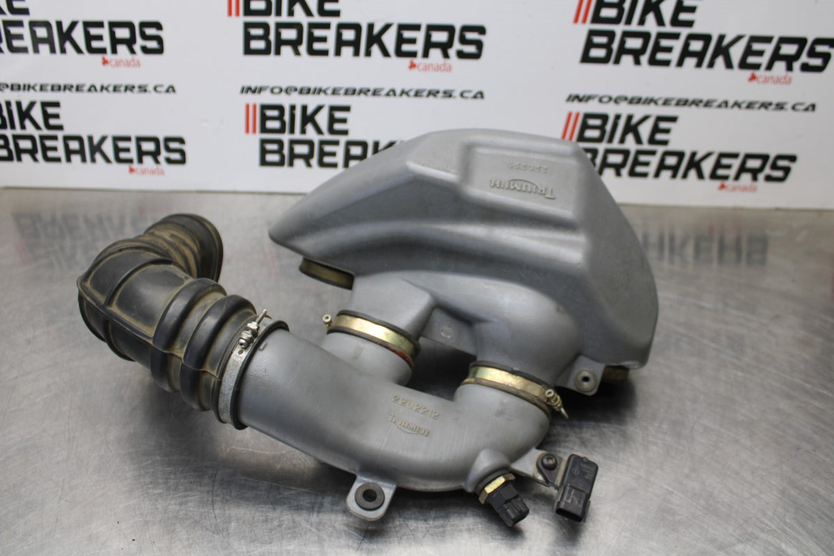 05 TRIUMPH ROCKET III AIR INTAKE DUCT TUBE BB186