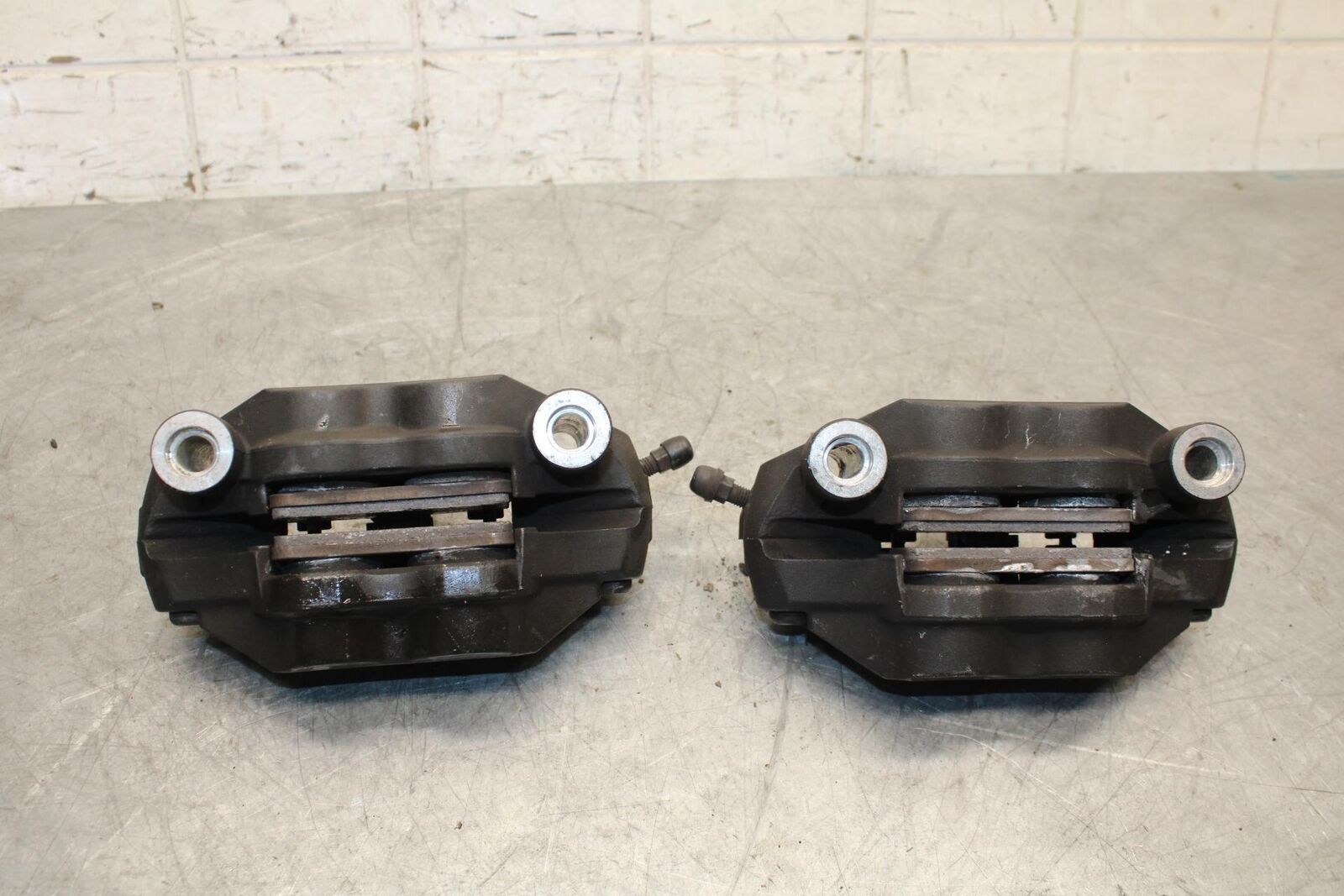 2009 Suzuki GSXR600 RIGHT LEFT FRONT BRAKE CALIPER SET PAIR CALIPERS BB527