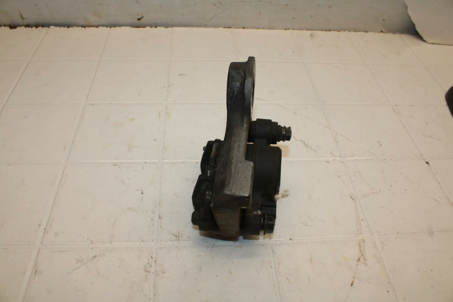 08-16 YAMAHA YZF R6 REAR BACK BRAKE CALIPER W MOUNT BRACKET BB406