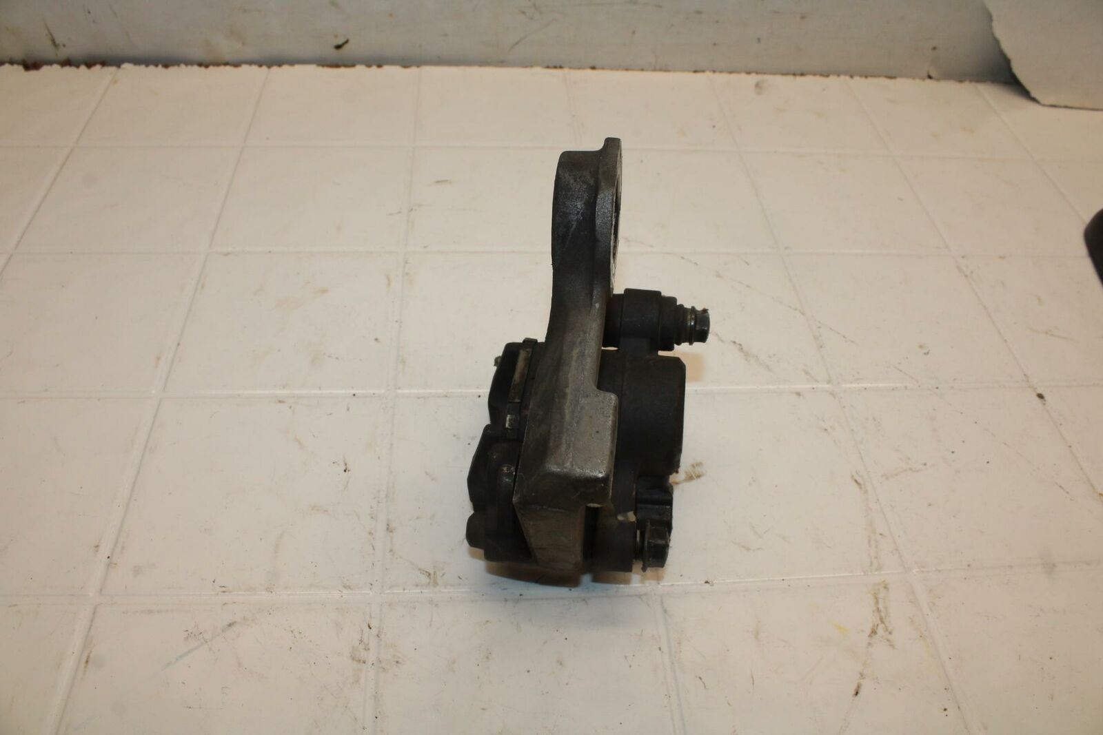 08-16 YAMAHA YZF R6 REAR BACK BRAKE CALIPER W MOUNT BRACKET BB406