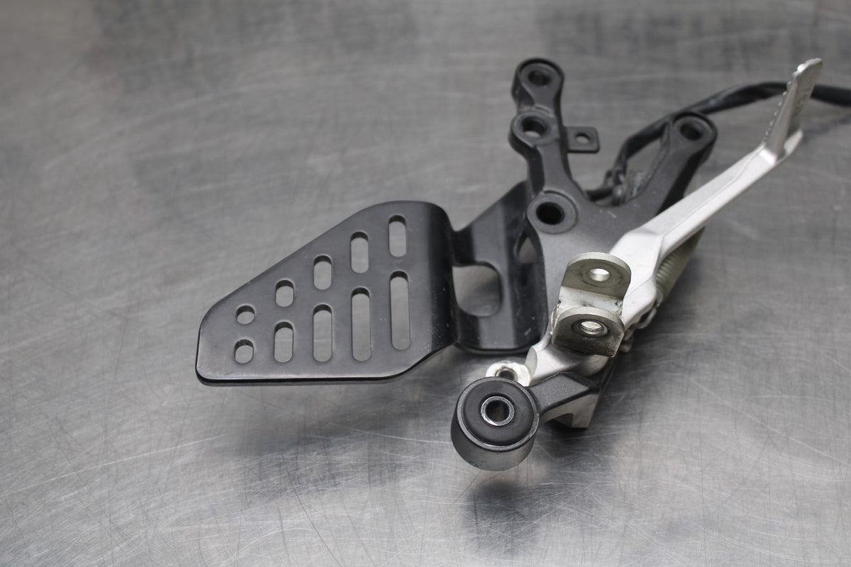 08-16 YAMAHA YZF R6 RIGHT REARSET REAR SET DRIVER FOOT PEG BRACKET MOUNT BB856