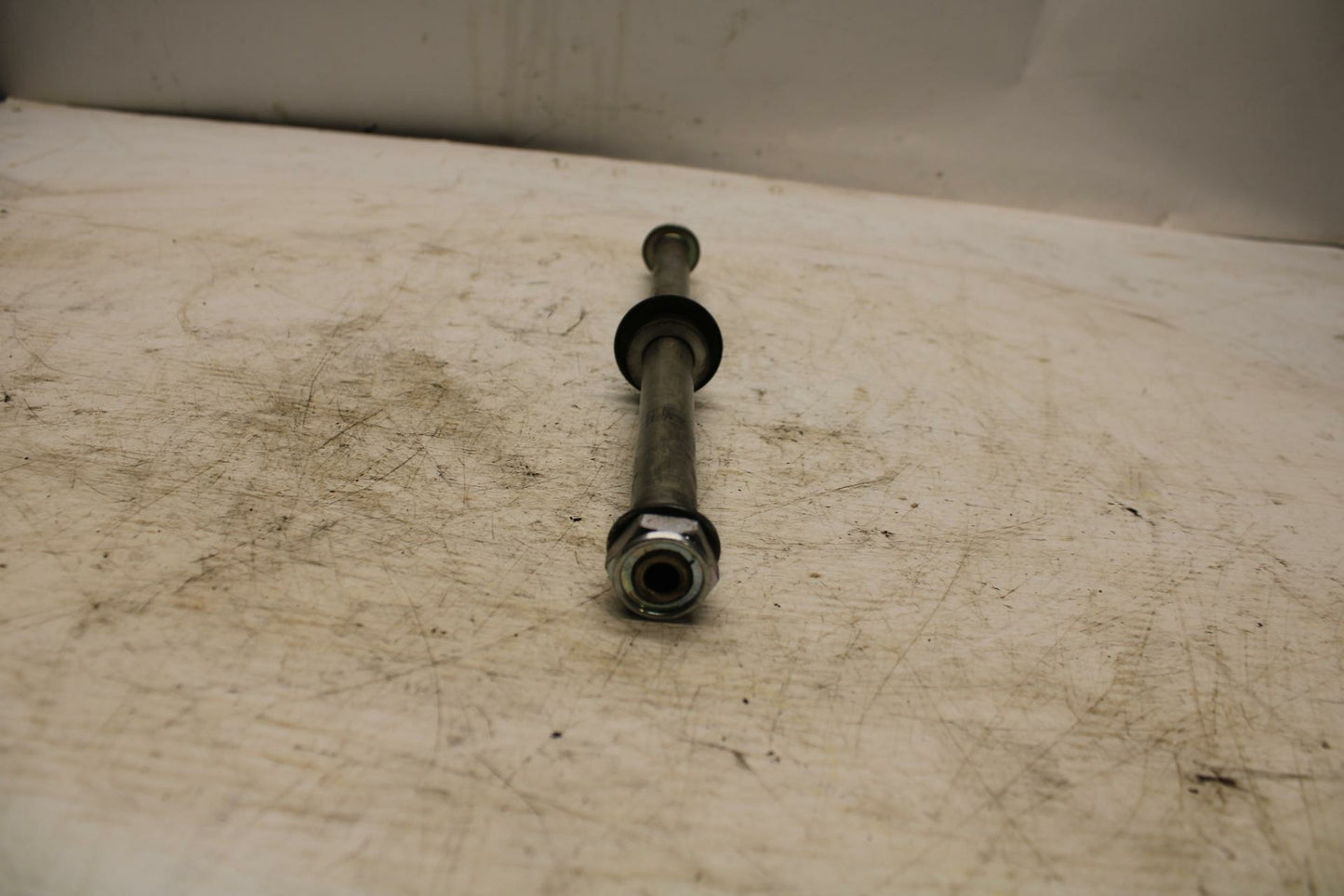 05-09 SUZUKI BOULEVARD C90 REAR AXLE BACK WHEEL RIM PIVOT BOLT AXEL BB357
