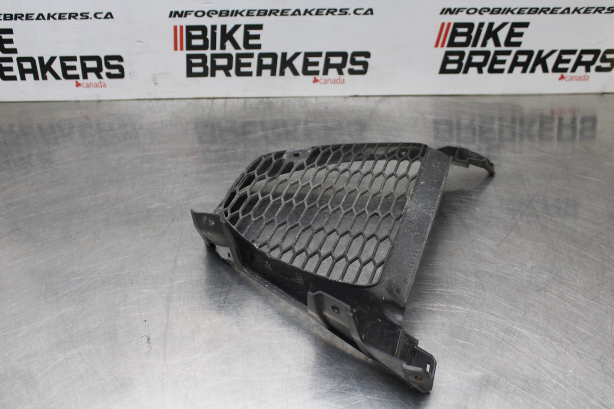 05-06 SUZUKI GSXR1000 FRONT LOWER INNER EXHAUST V FAIRING COWL GUARD BB857
