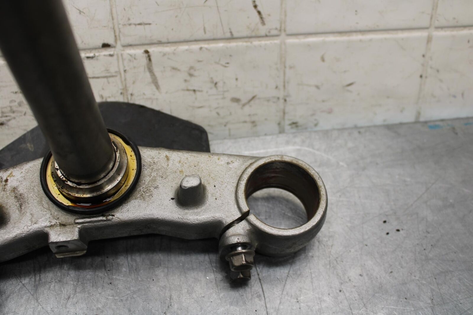 2006 Suzuki SV650S FRONT FORKS CLAMP LOWER TRIPLE TREE STEM BB65