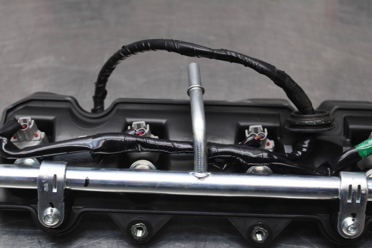 08-16 YAMAHA YZF R6 SECONDARY FUEL INJECTORS TOP AIRBOX GAS RAIL BB856