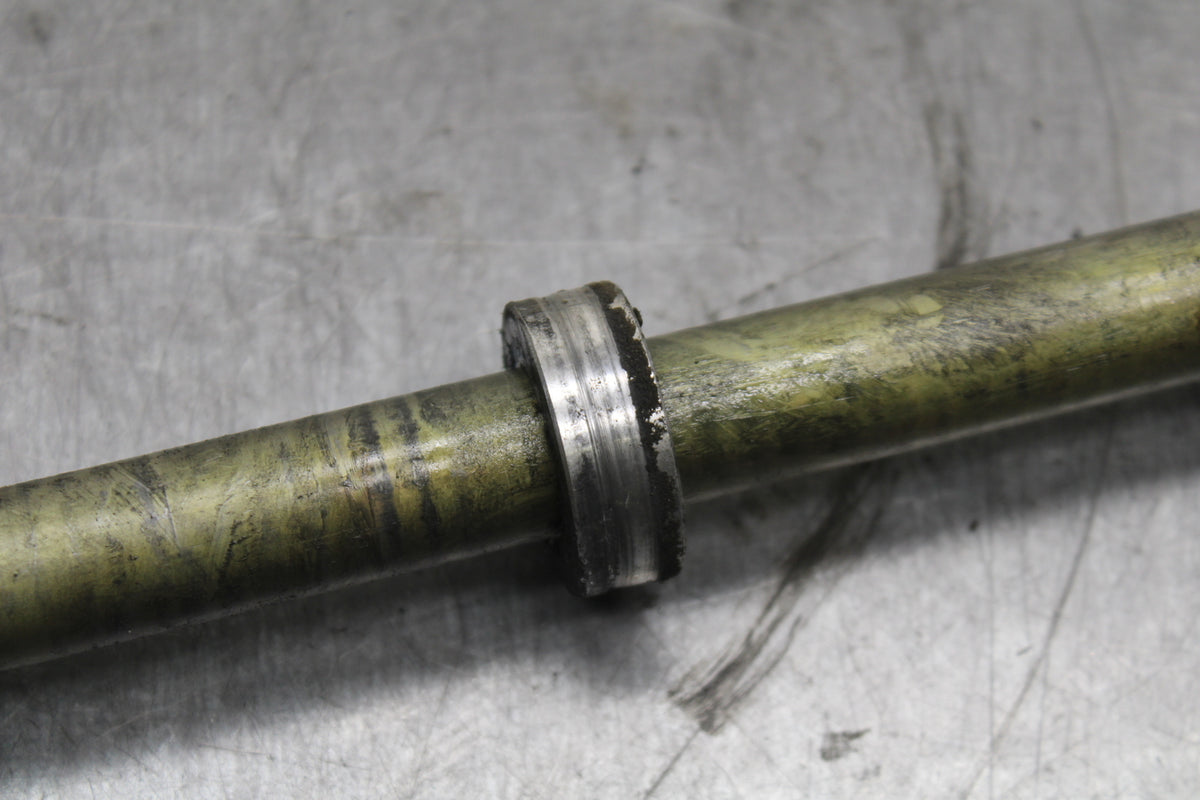 03-04 TRIUMPH DAYTONA 600 REAR AXLE BACK WHEEL RIM PIVOT BOLT AXEL BB745